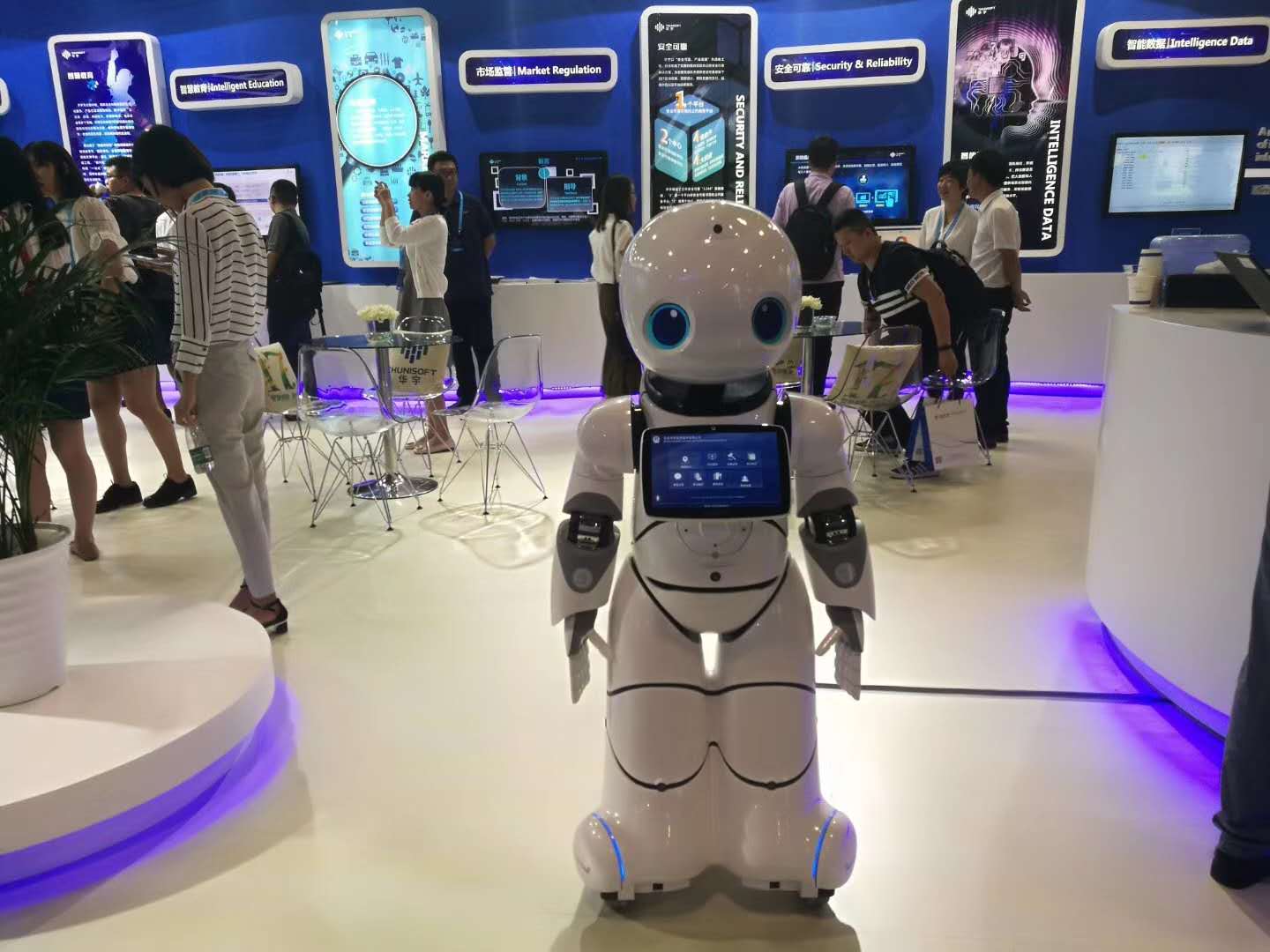 i寶機器人(教育、陪伴、娛樂、安全) i寶機器人(教育、陪伴、娛樂、安全)